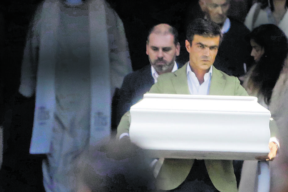 João Vicente Caldeira, pai do bebé Vicente à saída da igreja