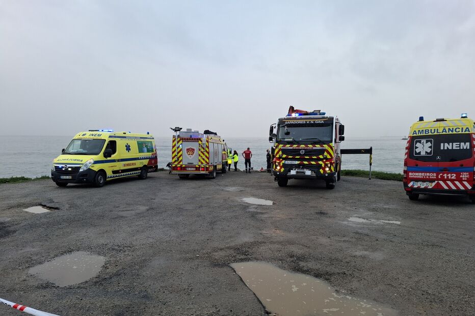 Homem cai em zona rochosa em Vila Nova de Gaia