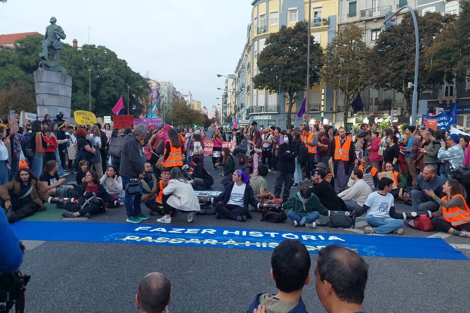 Centenas de pessoas bloqueiam Praça do Chile em Lisboa