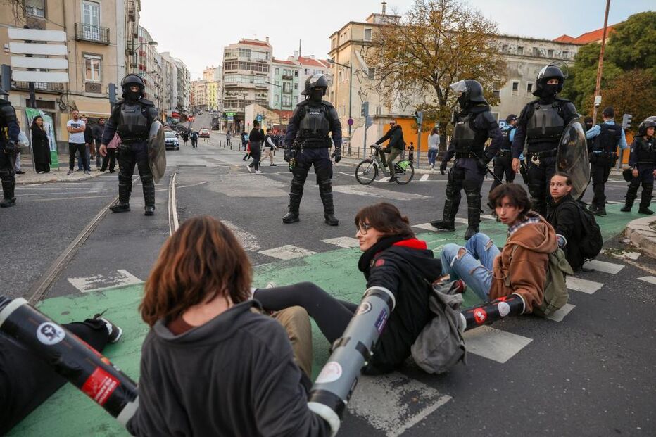 Centenas de pessoas bloqueiam Praça do Chile em Lisboa