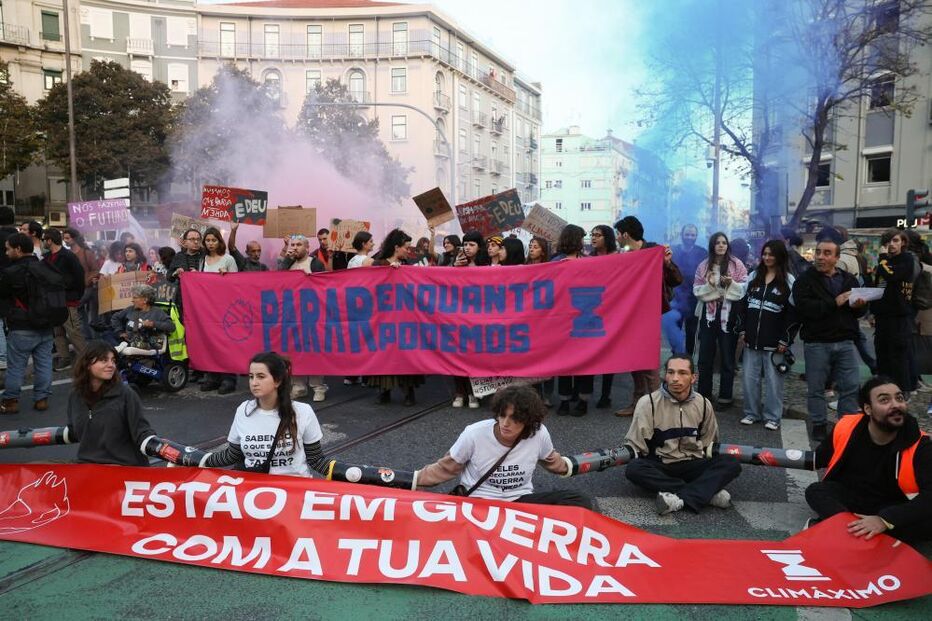 Centenas de pessoas bloqueiam Praça do Chile em Lisboa