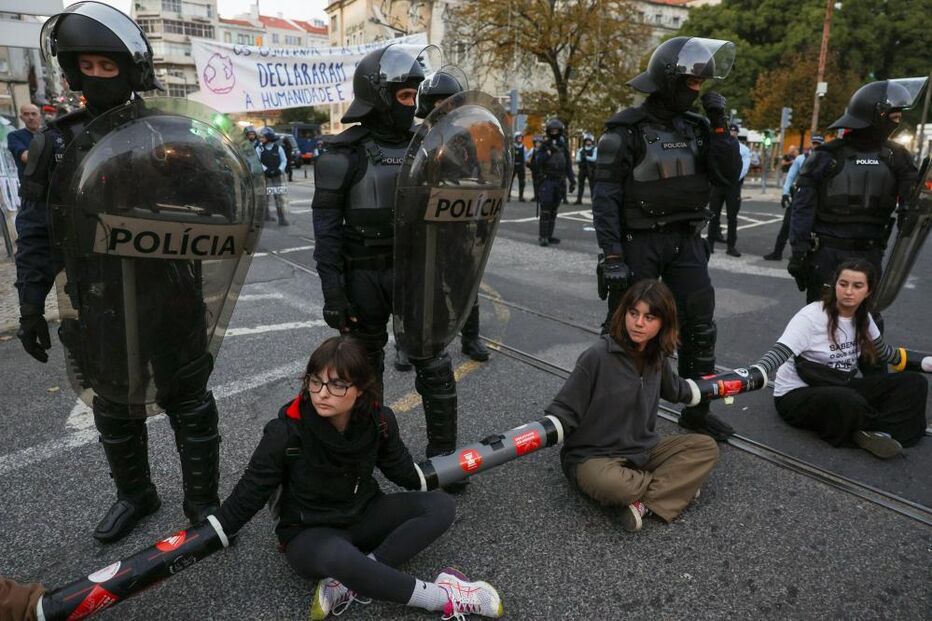 Centenas de pessoas bloqueiam Praça do Chile em Lisboa