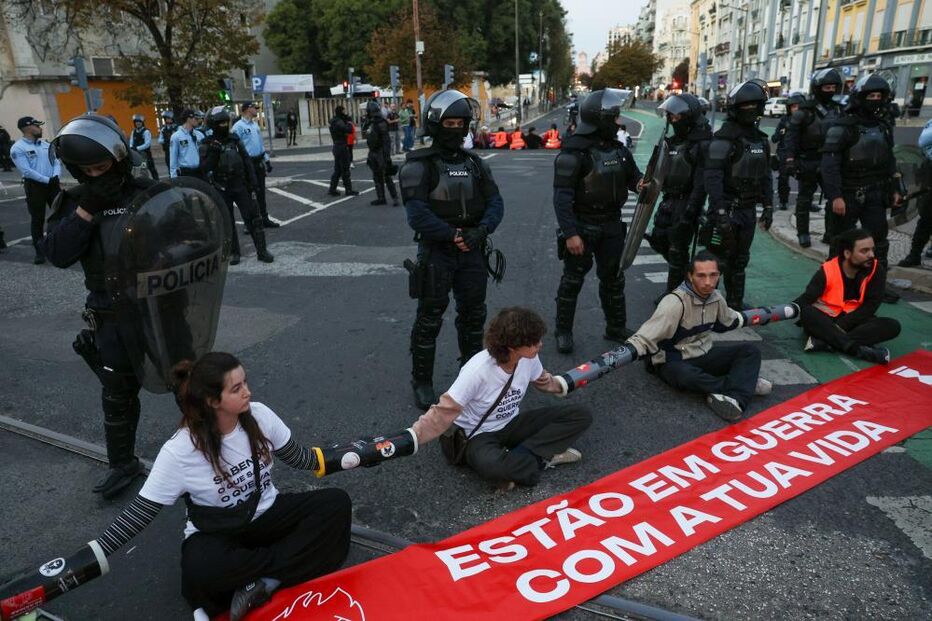 Centenas de pessoas bloqueiam Praça do Chile em Lisboa
