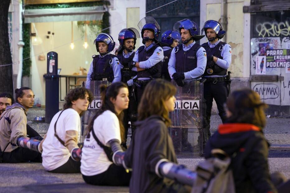 Centenas de pessoas bloqueiam Praça do Chile em Lisboa