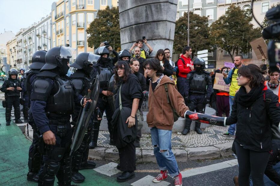 Centenas de pessoas bloqueiam Praça do Chile em Lisboa