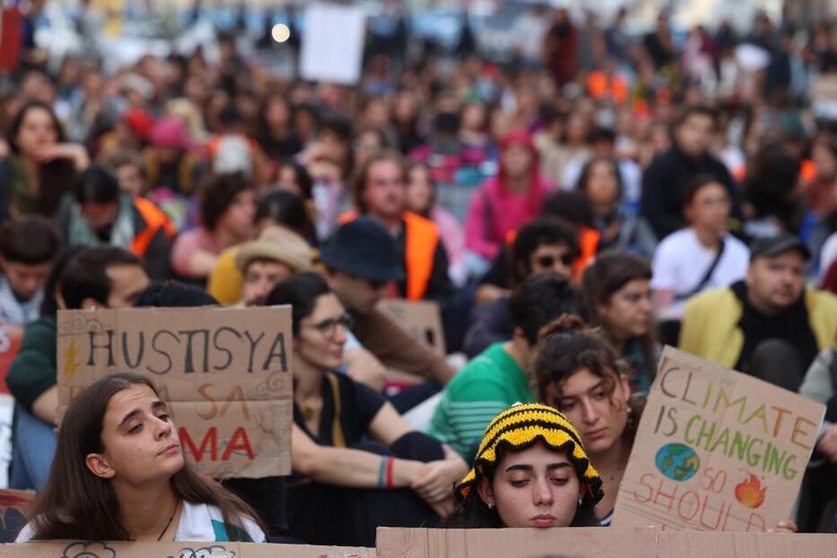 Centenas de pessoas bloqueiam Praça do Chile em Lisboa