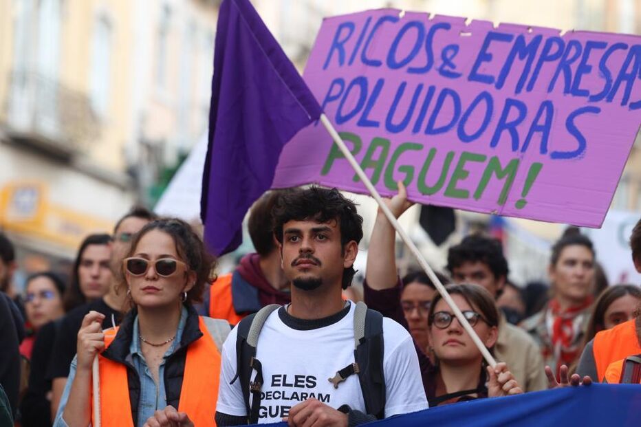 Centenas de pessoas bloqueiam Praça do Chile em Lisboa