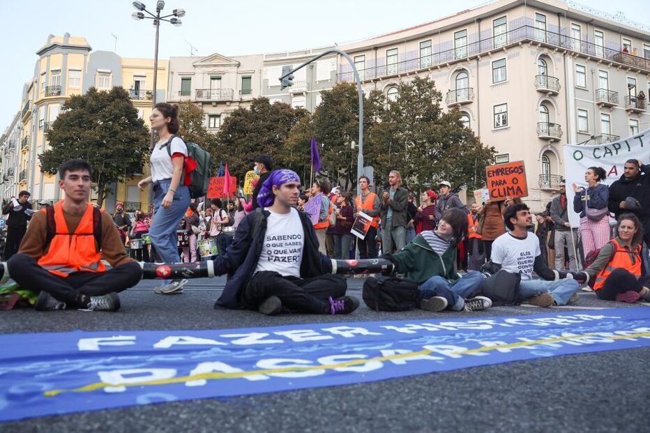 Centenas de pessoas bloqueiam Praça do Chile em Lisboa