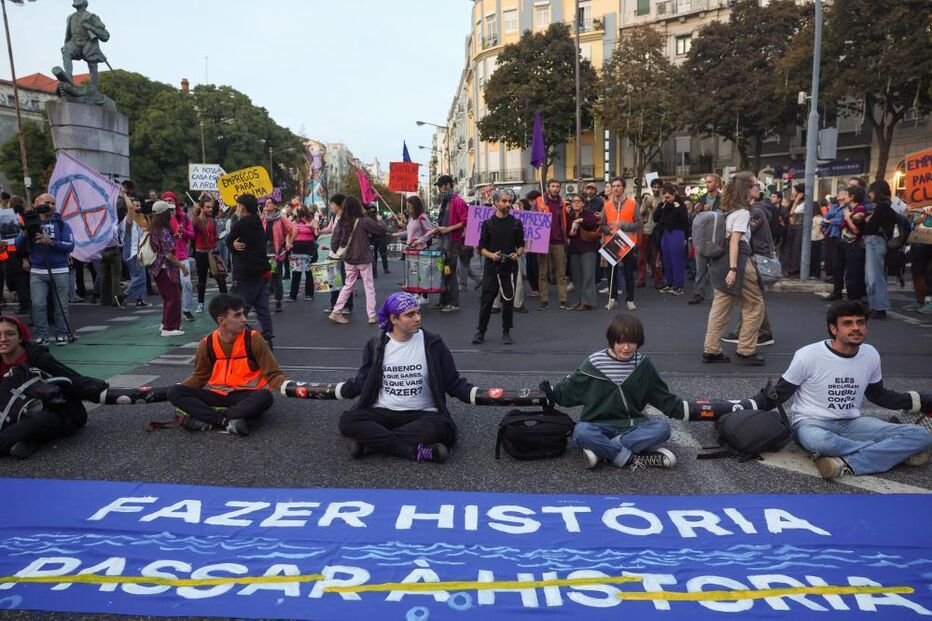 Centenas de pessoas bloqueiam Praça do Chile em Lisboa