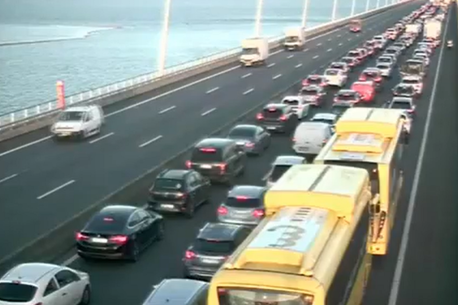 Pelo menos três feridos em choque em cadeia com 12 carros na Ponte Vasco da Gama. Trânsito muito condicionado