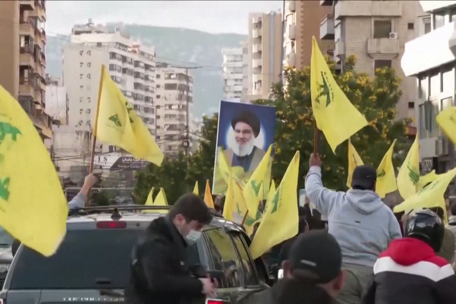 População agita bandeiras do Hezbollah no regresso a Beirute após cessar-fogo
