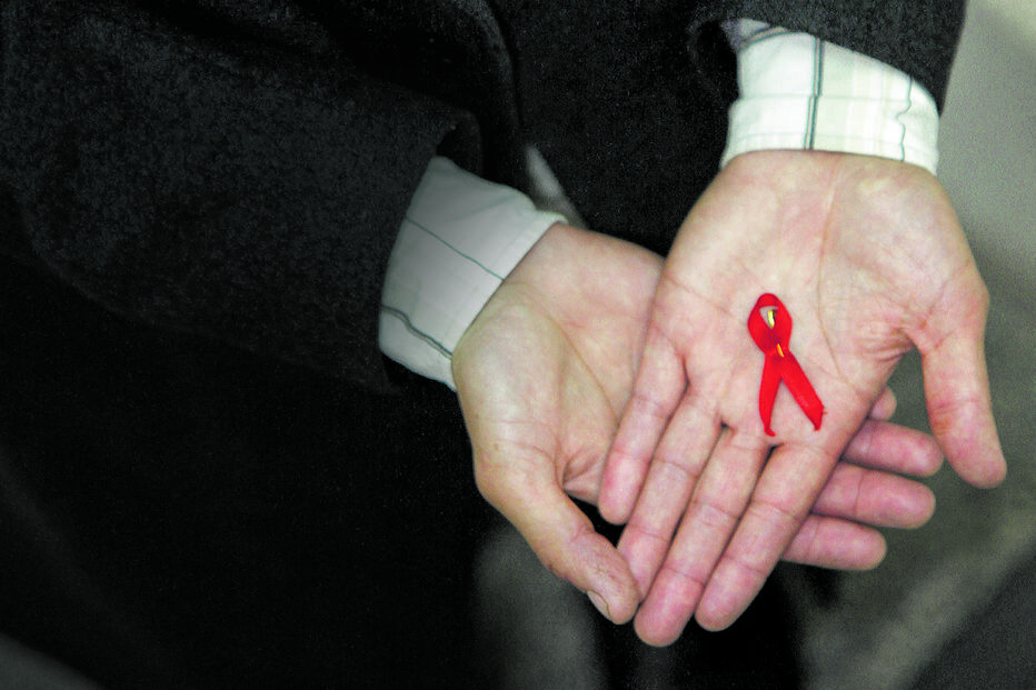 Laço vermelho simboliza solidariedade com as pessoas infetadas com o vírus da imunodeficiência humana (VIH) 