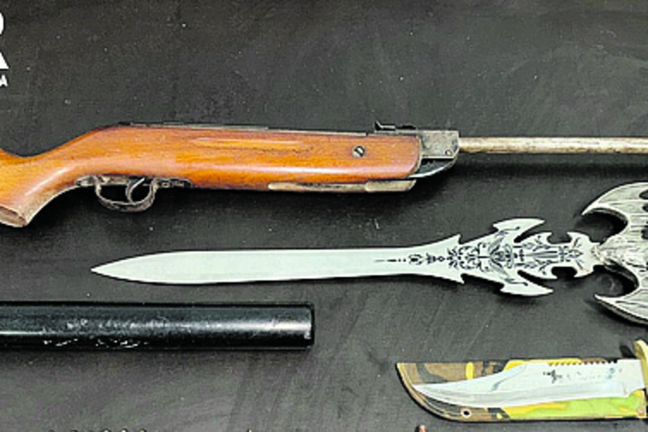 Armas apreendidas pela GNR ao suspeito de violência 