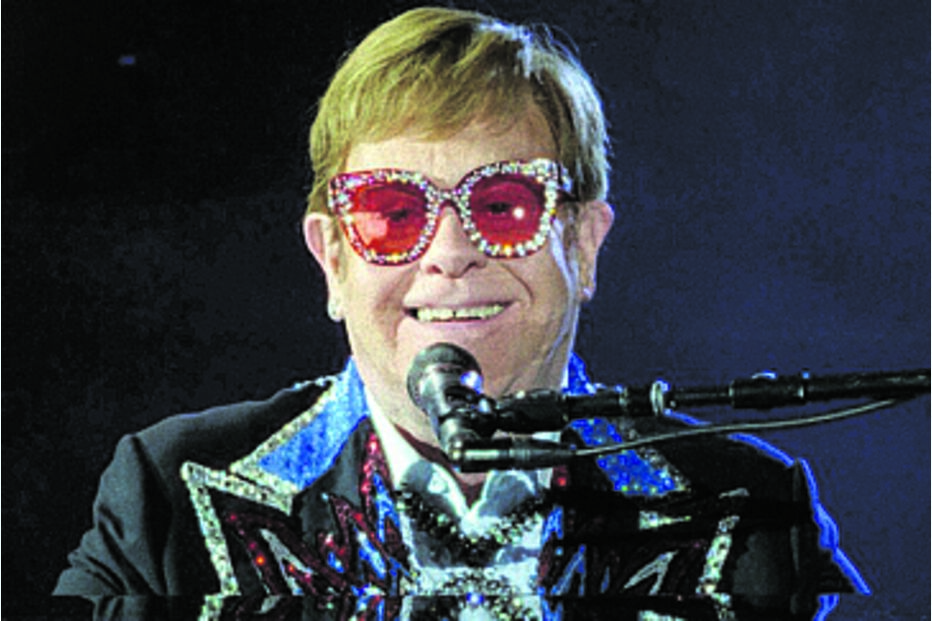 Elton John tem 77 anos 