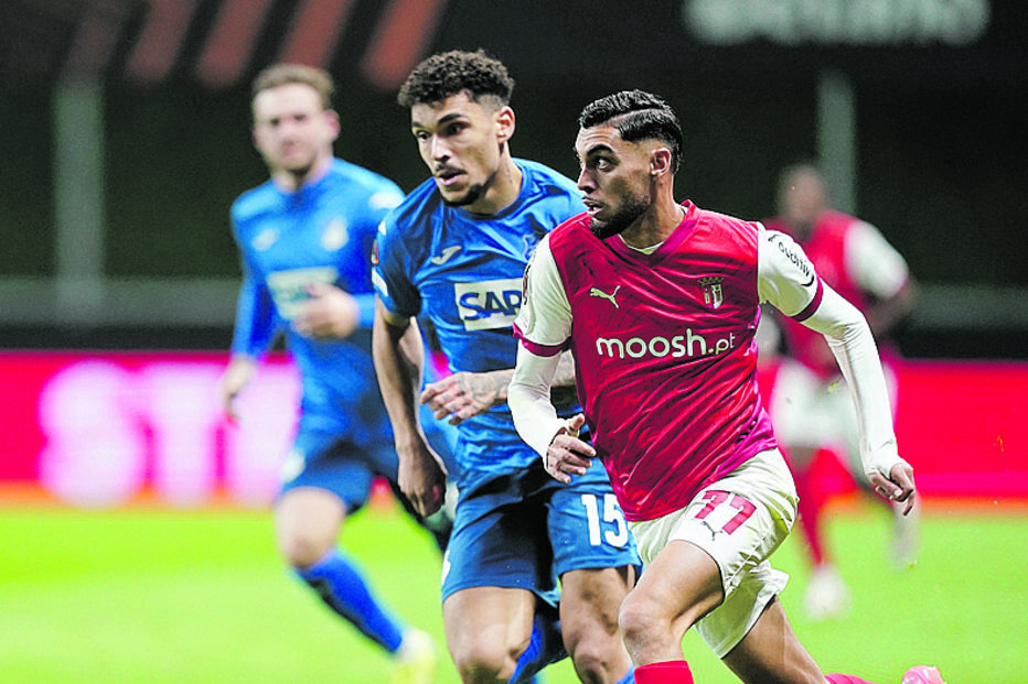 Gabri Martínez lança mais uma jogada de ataque do Sp. Braga