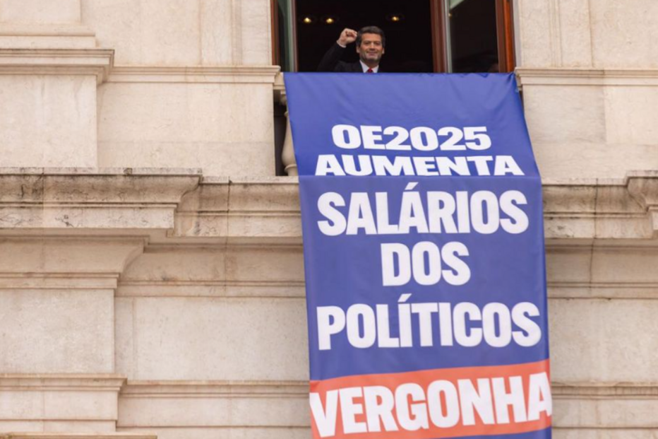 Chega põe tarjas de protesto no Parlamento: 