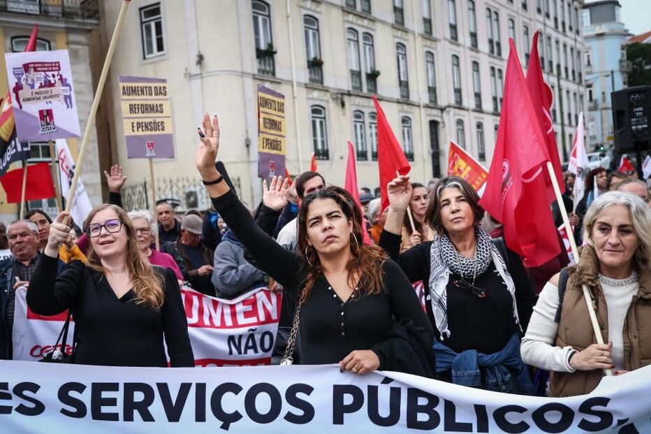 Milhares de trabalhadores em frente à Assembleia da República para exigir 