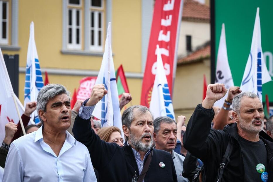 Milhares de trabalhadores em frente à Assembleia da República para exigir 