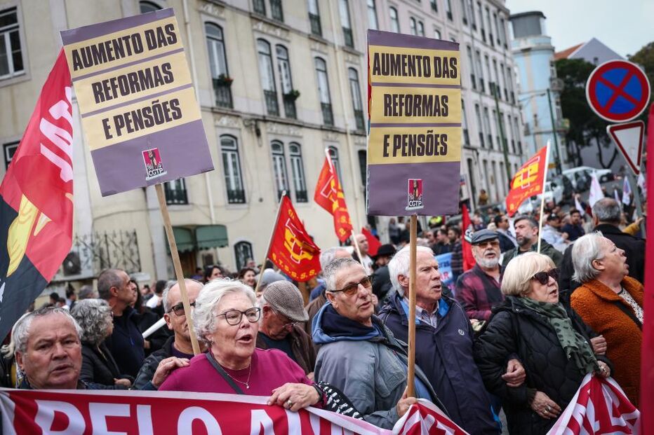 Milhares de trabalhadores em frente à Assembleia da República para exigir 