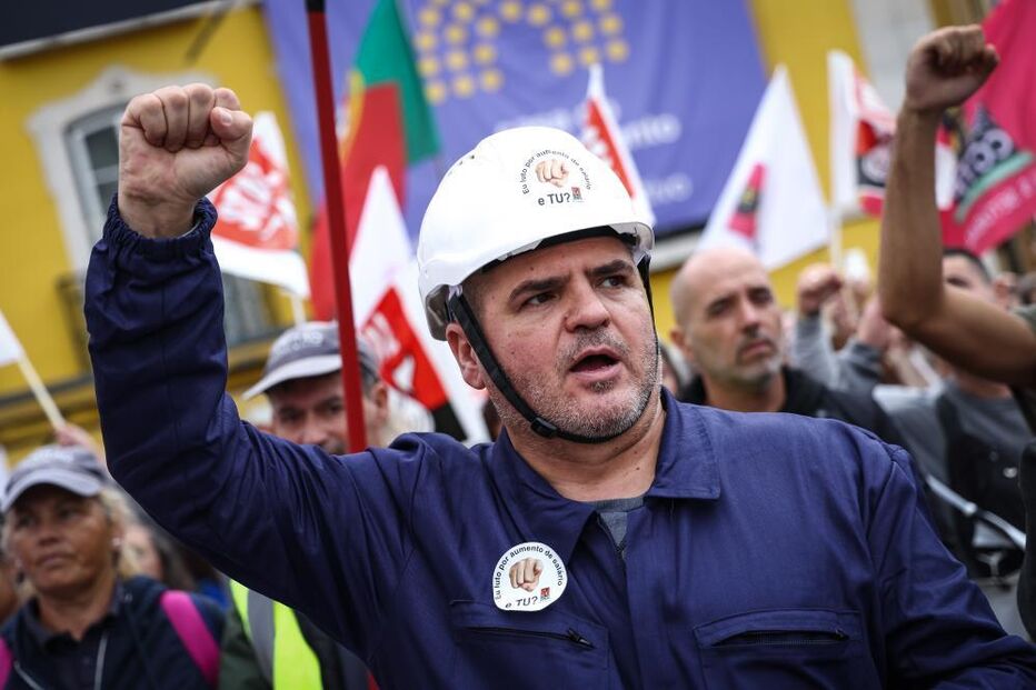 Milhares de trabalhadores em frente à Assembleia da República para exigir 
