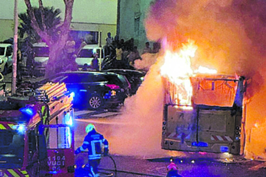 Autocarro incendiado