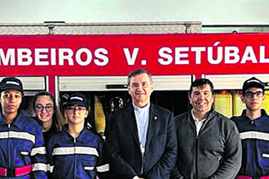 D. Américo Aguiar numa visita aos bombeiros 