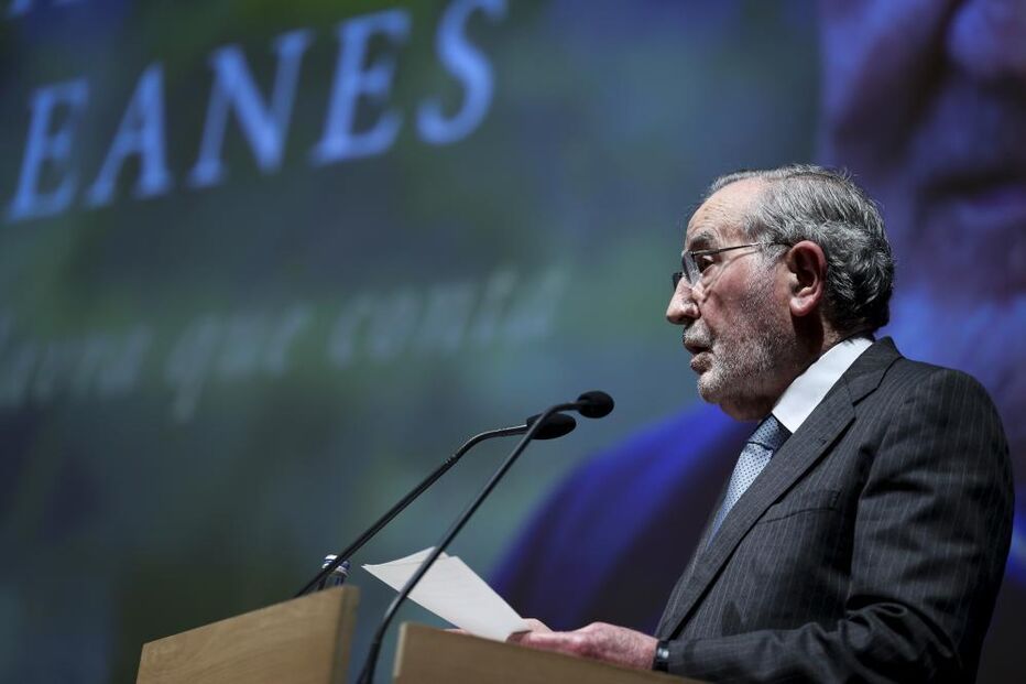 Ramalho Eanes aplaudido de pé na apresentação do livro da autoria de Fátima Campos Ferreira que o homenageia