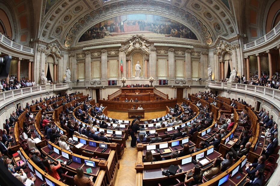 Imagem Plenário geral da Assembleia da República 51112149.jpg (22928498) (Milenium)