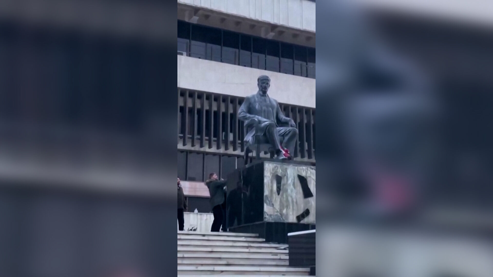 Sírios arrancam cartaz de Assad e derrubam estátua do pai de presidente sírio