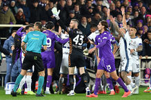 Bove cai inanimado no relvado