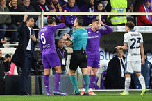 Bove cai inanimado no relvado