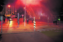 Grupo de adeptos lançou petardos e tochas e insultou os elementos do plantel quando estes saíam do estádio, perante um dispositivo policial reforçado