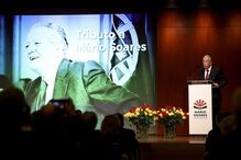 Marcelo condecora Mário Soares