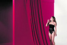 Sara Sampaio deseja Feliz Natal em modo sexy