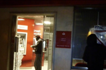 Ativistas pela Palestina pintam e partem vidros de bancos 