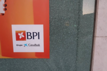 Ativistas pela Palestina pintam e partem vidros de bancos 