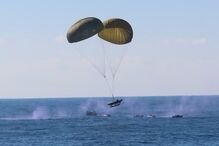 Marinha faz exercício inédito com saltos de paraquedas em alto mar