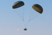 Marinha faz exercício inédito com saltos de paraquedas em alto mar