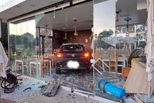 Colisão aparatosa leva viatura a destruir montra de café em Setúbal