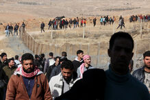 Pessoas à procura de prisioneiros na prisão de Sednaya