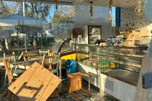 Colisão aparatosa leva viatura a destruir montra de café em Setúbal