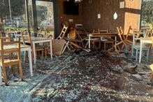 Colisão aparatosa leva viatura a destruir montra de café em Setúbal