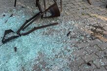 Colisão aparatosa leva viatura a destruir montra de café em Setúbal