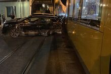 Homem ferido em colisão entre elétricos e carro em Lisboa 