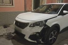 Condutor de carrinha foge após embater em dois carros em Santarém