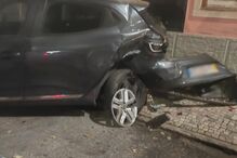 Condutor de carrinha foge após embater em dois carros em Santarém