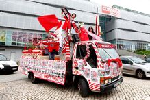 Dinis Delgado, atual 'vice' do Estrela da Amadora, com amigos numa carrinha decorada com motivos do Benfica, em 2014