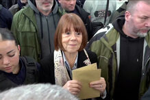 Gisele Pelicot recebida com aplausos à saída do tribunal