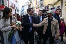 André Ventura entregou rosas brancas aos moradores do Martim Moniz