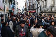 André Ventura entregou rosas brancas aos moradores do Martim Moniz